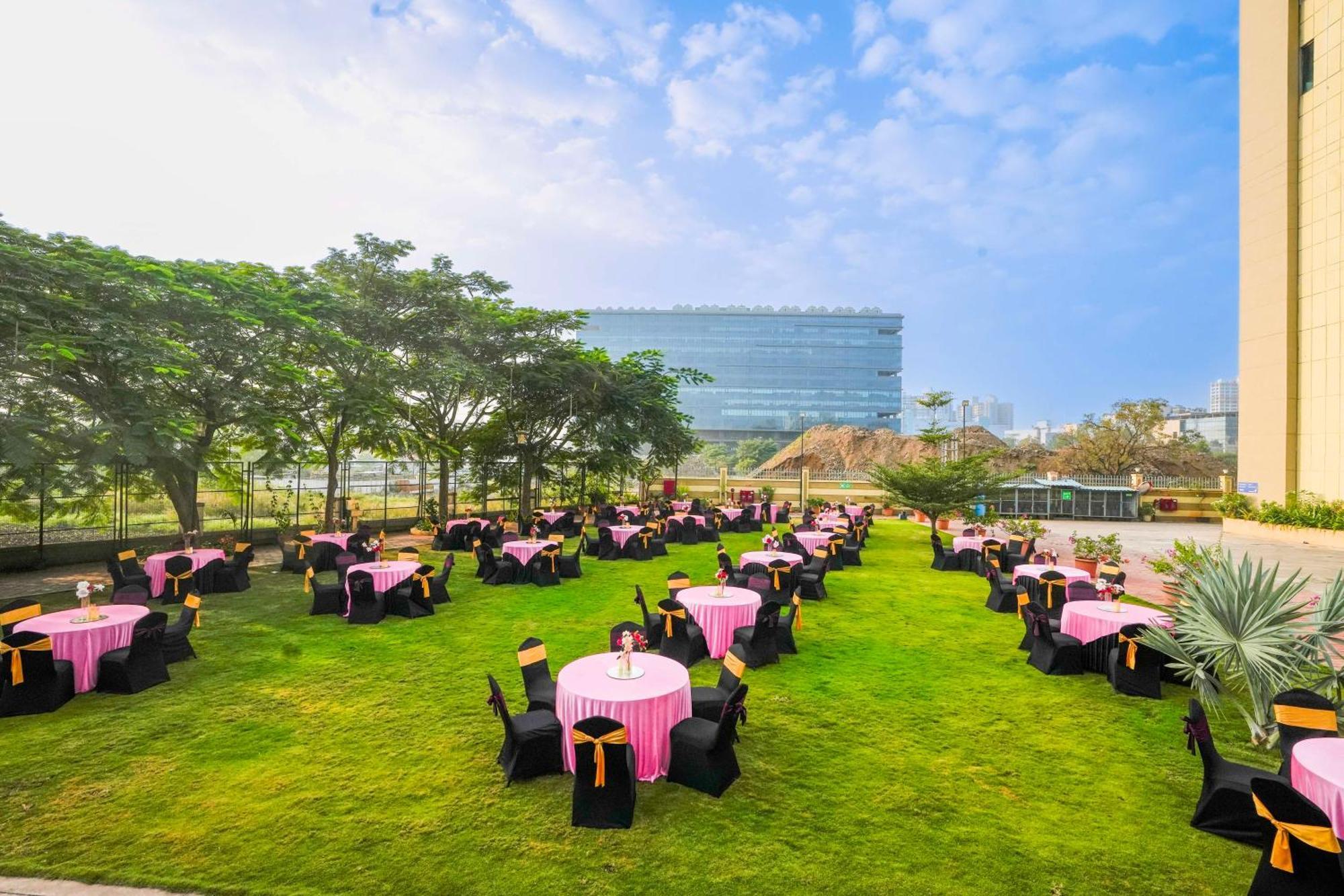 Radisson Blu Pune Hinjawadi Pimpri-Chinchwad Exterior foto